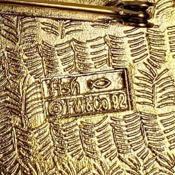 Vintage Toad on Lily Pad FW & CO 92 Cloisonne Pin Brooch Frog - Picture 4 of 5